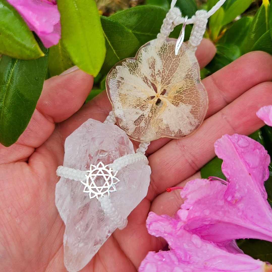 pendentif hortensia et quartz.jpg