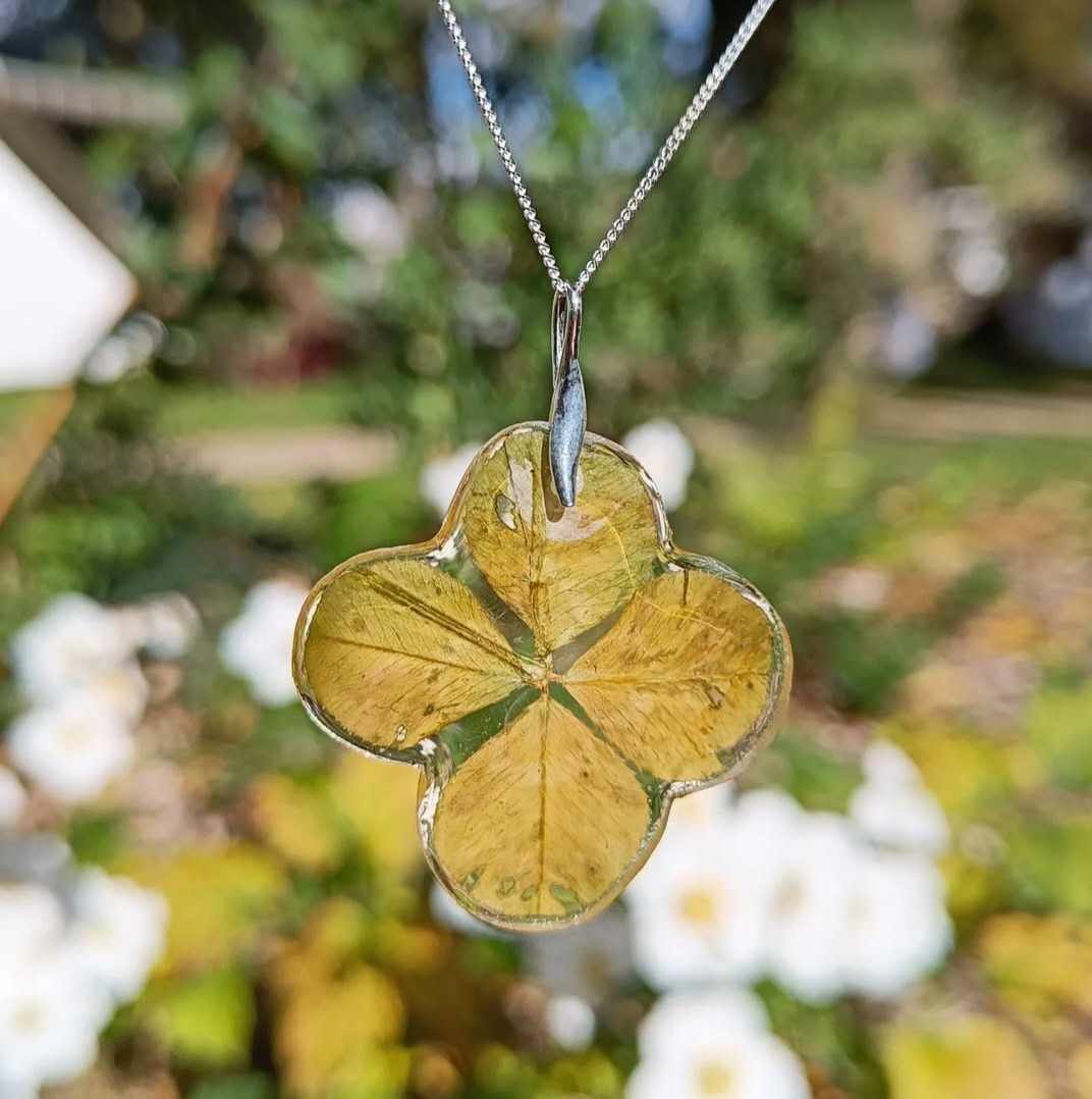 pendentif trèfle à quatre feuilles.jpg